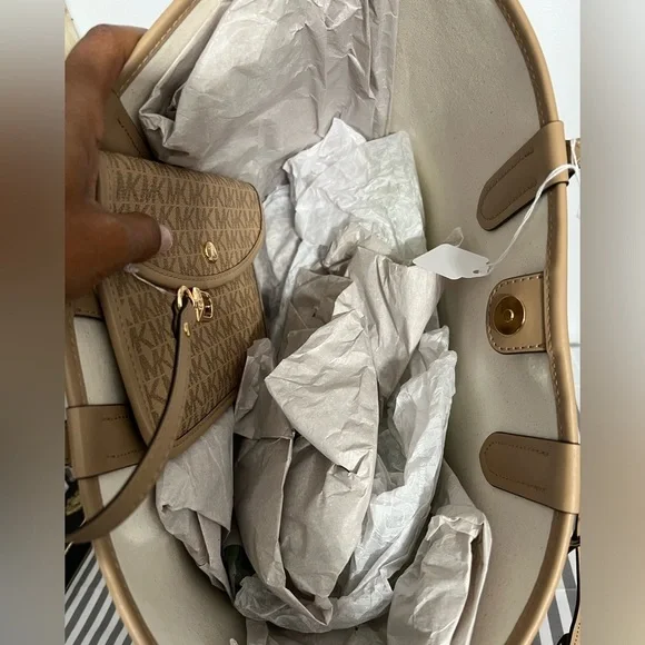 NWT Michael Kors Tote Retail $358 - Picture 2 of 3